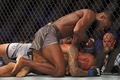 総合格闘技イベント「UFC 280」、世界バンタム級タイトルマッチ。対戦するTJ・ディラショー（下）とアルジャメイン・スターリング（2022年10月22日撮影）。(c)Giuseppe CACACE/ AFP