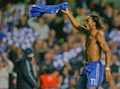 試合後にユニフォームを振り回して歓喜するチェルシーのディディエ・ドログバ（%%Didier Drogba%%）。（2008年4月30日撮影）(c)AFP/CARL DE SOUZA