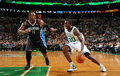 11-12NBAは18日、各地で試合が行われ、ボストン・セルティックス（Boston Celtics）が102-98でオーランド・マジック（Orlando Magic）を下し、アトランティック・ディビジョン（Atlantic Division）の地区優勝を決めた。

ドライブを仕掛けるボストン・セルティックスのブランドン・バス（Brandon Bass、右、2012年4月18日撮影）。(c)AFP/Getty Images/NBAE/Brian Babineau
