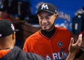 17MLB、ピッツバーグ・パイレーツ対マイアミ・マーリンズ。ダッグアウトでチームメートに祝福されるマイアミ・マーリンズのイチロー（2017年4月30日撮影）。(c)AFP/Getty Images/Mark Brown