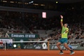 全仏オープンテニス、男子シングルス準々決勝。サーブトスを上げるラファエル・ナダル（2022年5月31日撮影）。(c)Thomas SAMSON / AFP