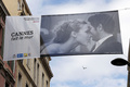 第66回カンヌ国際映画祭（Cannes Film Festival）が15日、南仏カンヌ（Cannnes）で開幕する。メイン会場となるパレ・デ・フェスティバル（Palais des Festivals）では準備が大詰めを迎えており、街は映画スターたちの到着を今か今かと待っている（2013年5月10日撮影）。(c)AFP/VALERY HACHE