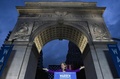 米ニューヨーク市のワシントンスクエア・パークで演説を行う、米大統領選へ向けた民主党候補指名争いの有力候補、エリザベス・ウォーレン上院議員（2019年9月16日撮影）。(c)TIMOTHY A. CLARY / AFP