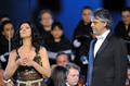 イタリア・ローマ（Rome）の古代遺跡コロッセオ（Colosseum）で25日、オペラ歌手アンドレア・ボチェッリ（Andrea Bocelli）が同国アブルツォ（Abruzzo）州の交響楽団とともに、チャリティーコンサートを開催した。このコンサートは、4月のイタリア中部地震で被害を受けた音楽学校の再建を目的に行われた。会場に入ることのできた観客は、わずか380人だった。写真は、ステージで歌声を披露するボチェッリ（右）とルーマニアのソプラノ歌手アンジェラ・ゲオルギュー（Angela Gheorghiu、2009年5月25日撮影）。(c)AFP/TIZIANA FABI