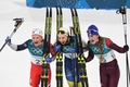 平昌冬季五輪、クロスカントリースキー女子スプリント・クラシカルの表彰式に臨むマイケン・ファラ、スティナ・ニルソン、ユリヤ・ベロルコワ（2018年2月13日撮影）。(c)AFP/Christof STACHE