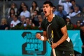 テニス、マドリード・オープン、男子シングルス準決勝。セットを奪い喜ぶカルロス・アルカラス（2022年5月7日撮影）。(c)Pierre-Philippe MARCOU / AFP
