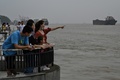中国・江西省九江で、水位の上がった長江を見る住民ら（2020年7月15日撮影）。(c)Hector RETAMAL / AFP