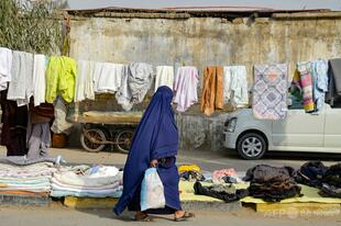 タリバン、中庭など見える窓を禁止 女性の姿見えないように