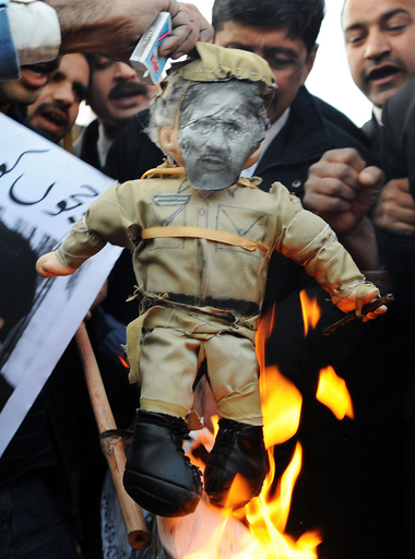 司法関係者らが大統領退陣と元最高裁長官の解放求めデモ、パキスタン