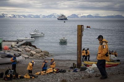 イヌイット伝統のイッカク狩り、クルーズ船で危機に