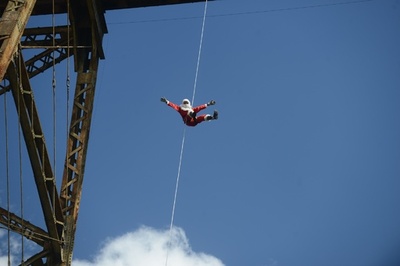 消防士のサンタさん、アクロバティックに登場 グアテマラ