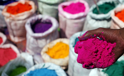 インドに春を告げる祭り「ホーリー」間近、店先に並ぶカラフルな粉