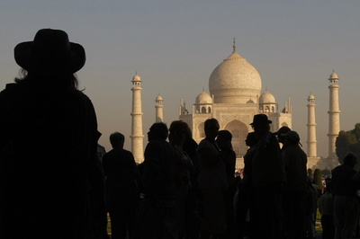 旅行中のスイス人カップル、複数の男らに石で襲われ大けが 印