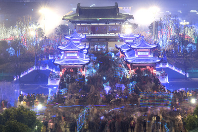 幸せを祈り橋を渡る人の波ときらめく夜景、中国・安徽省の「走太平」