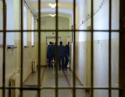 養育費不払いに監視用ブレスレット、ポーランド与党が法案