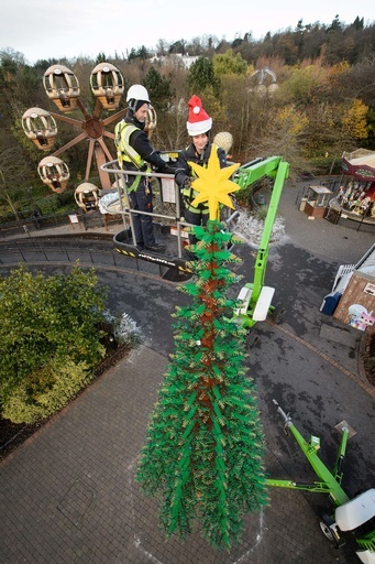 英レゴランド、ブロック30万個使ったレゴツリー公開