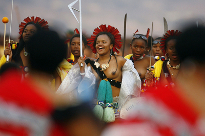 南部アフリカ・スワジランドで、処女7万人が国王に捧げるダンス