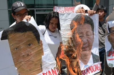 フィリピン首都で中国船の「当て逃げ」に抗議、習近平氏らの写真燃やす