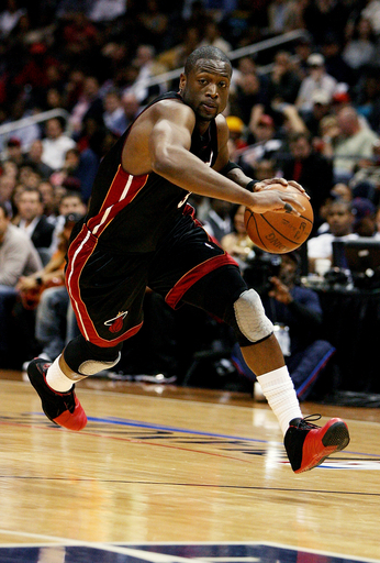 ヒート ウェイドの活躍で1勝1敗のタイに戻す、NBAプレーオフ