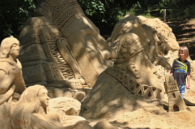 ブッダから動物まで、砂の彫刻展 チェコ