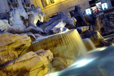 フェンディ、ローマの「トレビの泉」の修復費を負担