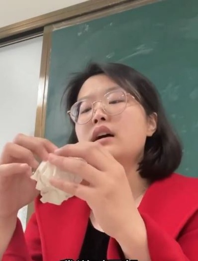中国の女性教師の“紙を丸め”ていじめの被害を諭す姿勢に共鳴