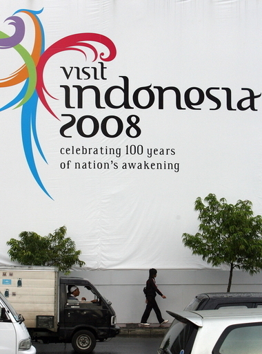インドネシアの観光振興キャンペーンで、スローガンに英文法上の誤り発覚