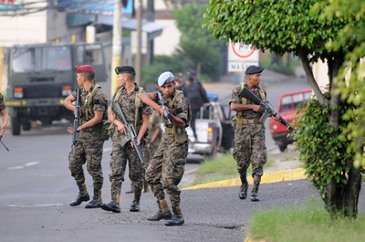 ホンジュラス大統領を軍が拘束、側近情報