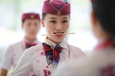 高速鉄道の女性乗務員、「おもてなし」トレーニング 重慶