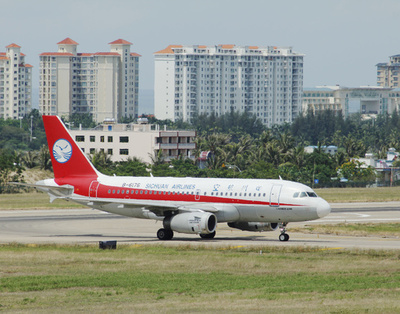 操縦室の窓が飛行中に破損、中国機が緊急着陸 副操縦士らけが