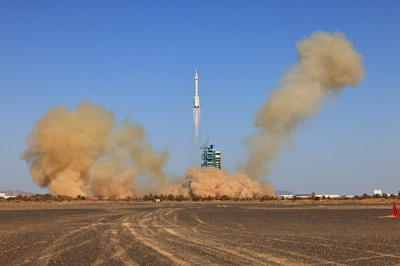 中国、有人宇宙船「神舟17号」の打ち上げに成功
