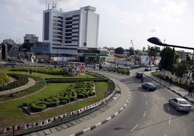 ナイジェリアの汚職取り締まり機関、高級住宅で現金47億円を押収