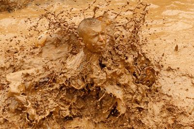 泥が育む助け合いの心？ 泥んこ障害物競走「マッド・ラン」 イスラエル