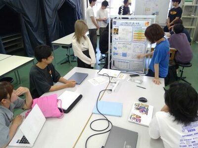 金沢工業大学2年次必修科目「プロジェクトデザインⅡ」企業連携テーマ提案報告会を8月3日に開催。箔座株式会社・株式会社スパーテルが選抜した学生チームが企業を訪問し、関係者・利用者に向けて成果を発表