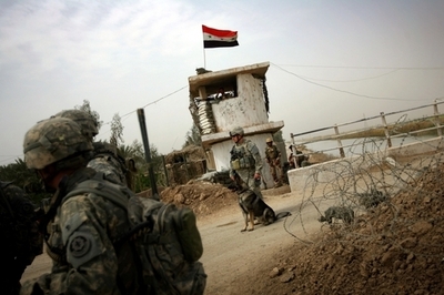 警官の葬儀で自爆攻撃、死者20人以上　イラク