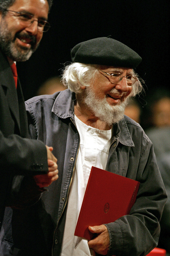 ニカラグア人作家のアーネスト・カーデナル氏、コスタリカ大学から名誉博士号を授与 - コスタリカ