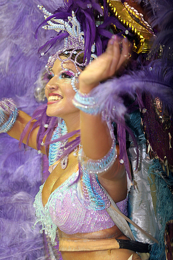 美人ダンサーのカラフルな競演、パラグアイのカーニバル