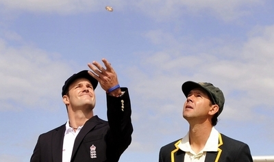 試合前の「コイントス」、実は「表裏」の操作可能 カナダ大