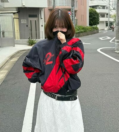 韓流アイドルの赤ジャンパー、“政治色”論争に巻き込まれる…「意図ない」釈明も保守層が強力に“借用”