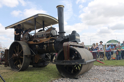 英作家の未発表原稿入りHD、生前の希望に従いローラーで破壊