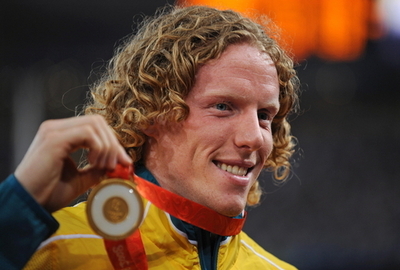 フッカー 五輪新で男子棒高跳びを制す