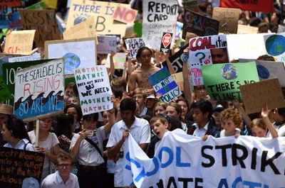 豪で気候変動対策求めるデモ、首相の制止振り切り児童・生徒も参加