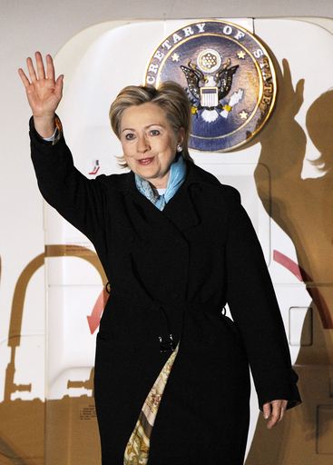 クリントン国務長官来日、｢米アジア関係は不可欠｣