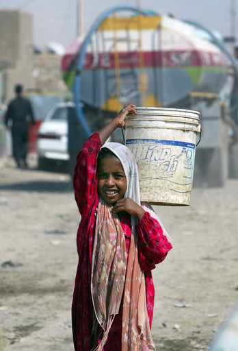 イラクのバグダッドで給水を受ける人々