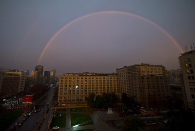 大統領と市民の架け橋となる？虹が出現 チリ