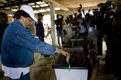 リベリア大統領選、ノーベル平和賞の現職大統領も投票待ちの長蛇の列に