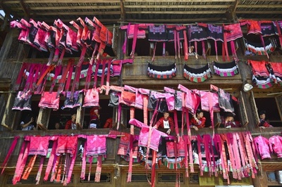 鮮やかな民族衣装が家々彩る 広西龍勝県伝統の祝日「晒衣節」