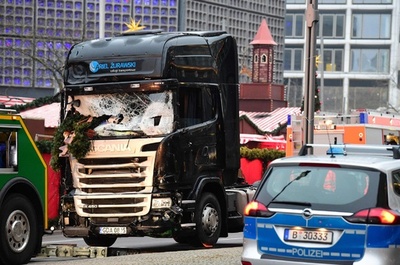 ベルリンのトラック突入、拘束されたのは亡命希望者の男性