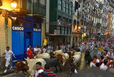 「サン・フェルミン祭」牛追い2日目、牛に倒される参加者も スペイン