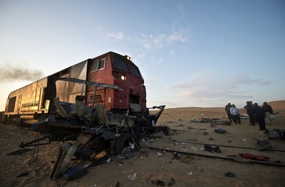 列車とミニバスが踏切で衝突、24人死亡 エジプト